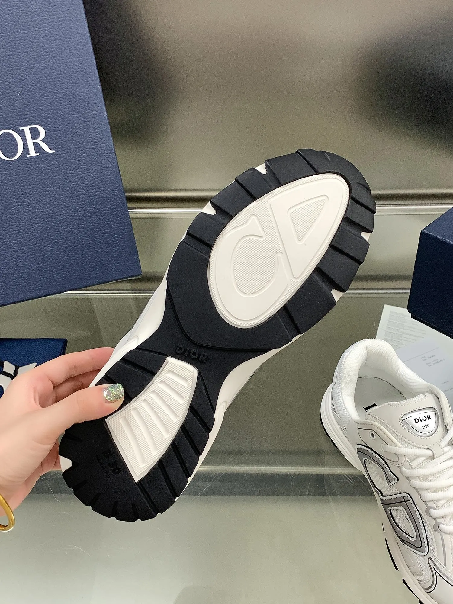 👟👟Ex-factory price 660👟👟 Newly upgraded Dior B30 series dad sneakers. New B30 sneakers. Dad Shoes style shoes that follow the trend of the retro market. The Dior logo on the tongue also indicates that this pair of shoes is the B30 model! B30 uses fine-textured leather and mesh cloth materials to form a shoe body. There are conspicuous letters CD on both sides of the shoe body to indicate identity. Many lines on the shoe body outline details to make the shoes look less monotonous and full of retro flavor. The delivery counter is exquisitely packaged🛍📦 ▪️Fabric: Original customized technical fabric + mesh ▪️Inner lining: Customized breathable lining ▪️Outsole: IP+TPU outsole ▪️Sole thickness: 3.5CM ▪️Size: Women’s size 35-40 / Men’s size 39-45